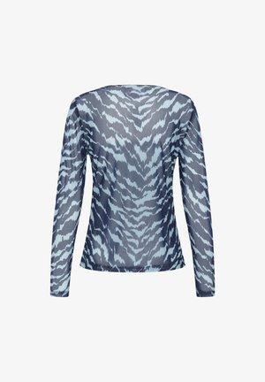 Langærmet top i gennemsigtigt stof med et navy og lyseblåt abstrakt tigerstribe-mønster og en rund halsudskæring.