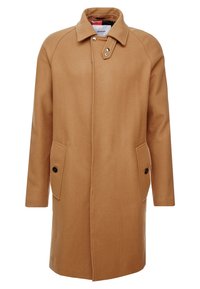 Manteau long en laine couleur camel avec un col, des poches avant à rabat avec boutons, et une fermeture pression près du cou.