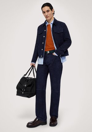 Marineblå ruskindjakke og bukser, orange sweater, lyseblå skjorte, sort taske, brune sko. Glat tekstur, funktionelt design, skræddersyet pasform.