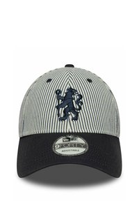 Casquette rayée avec une visière bleu marine, ornée d'un emblème de lion brodé. Fabriquée en tissu mélangé, avec un ajustement réglable et une couronne arrondie.