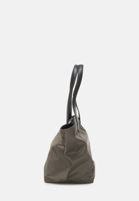 Borsa a tracolla in tessuto oliva scuro con manici in pelle nera. Corpo morbido e texture con una forma morbida e design aperto in cima per un facile accesso.