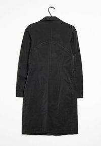 Cappotto lungo nero con colletto, caratterizzato da un design aderente, cuciture strutturate e maniche lunghe. Il materiale appare liscio con una finitura opaca.