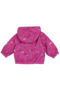 Giacca rosa corta con cappuccio, caratterizzata da una stampa di frutta con fragole e ciliegie. Polsini ed elastico in vita con una texture lucida.