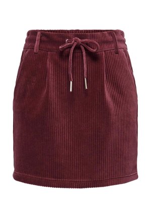 Burgundská kordurová sukňa s pásom na stiahnutie, s vertikálnou ryhovanou textúrou a jemným povrchom. Spodný lem sa jemne zakrýva.