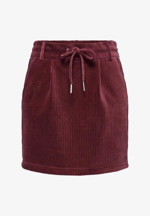 Burgundijas krāsas kordūru svārki ar sašūtu jostasvietu, ar vertikālu ribotu tekstūru un mīkstu apdari. Apakšmalas līnija maigi izliekas uz leju.