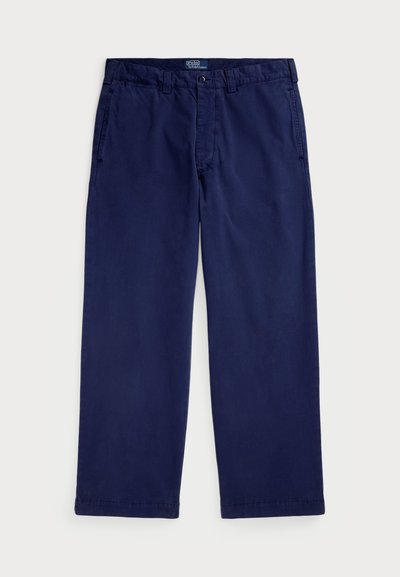 Chinos en coton bleu marine avec une coupe droite, dotés de poches latérales et d'une fermeture à bouton à la taille. Texture lisse, coupe classique.