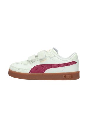Sneaker en cuir blanc avec des accents roses, dotée d'une semelle en caoutchouc gomme et de deux bandes velcro. Logo Puma notable sur le côté.