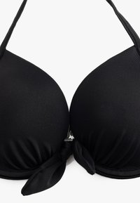 Top bikini nero con coppe triangolari imbottite, spalline regolabili e dettaglio annodato al centro. Realizzato in tessuto liscio ed elasticizzato.