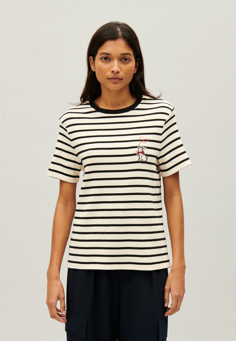 Pasek T-shirt w kremowym i czarnym kolorze, z okrągłym dekoltem, krótkimi rękawami i małym haftowanym wzorem na piersi.