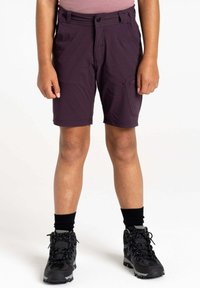 Lila Shorts mit geradem Schnitt und Seitentasche, aus leichtem Material. Kombiniert mit schwarzen Wanderschuhen und Socken im Crew-Stil.