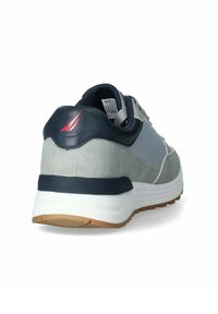 Sneaker grigio con upper in mesh testurizzato, dettagli blu navy, suola bianca e rifiniture rosse sul tallone. Dotato di colletto imbottito per il massimo comfort.