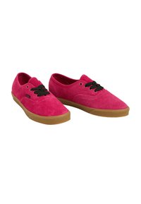 Chaussures en daim rose avec lacets noirs, bouts ronds, profil bas et semelles en caoutchouc gomme, présentant une surface texturée et un design simple.