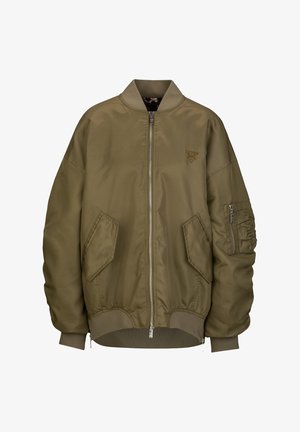 Olivgroene bomberjack met ritssluiting aan de voorkant, twee schuine zakken, geribbelde manchetten en zoom, en een ritssluitingzak aan de linkermouw.