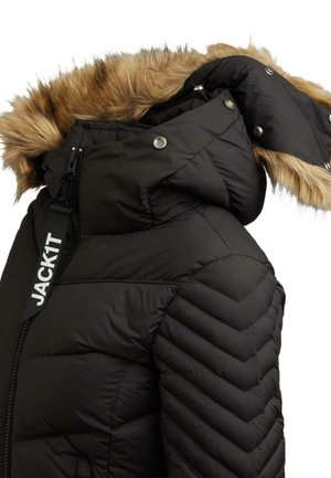 Zwarte gevoerde winterjas met een afneembare capuchon van bont en een rits aan de voorkant met een "JACK IT" merk trekhaak.