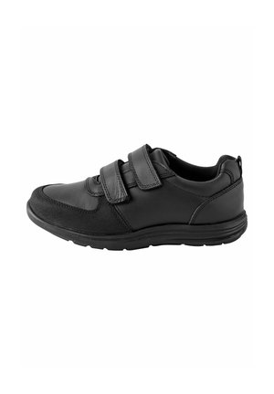 Chaussure noire avec une tige en cuir lisse, double bandoulière Velcro, bout arrondi et semelle en caoutchouc texturée pour une meilleure adhérence.