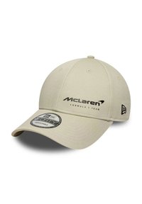 Beżowa regulowana czapka baseballowa z logo zespołu McLaren Formuła 1 z przodu i logo New Era z boku.