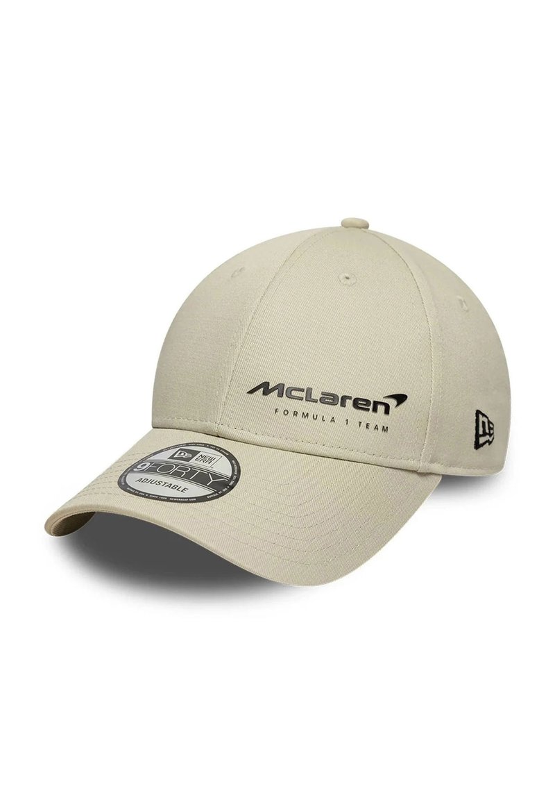 Beżowa regulowana czapka baseballowa z logo zespołu McLaren Formuła 1 z przodu i logo New Era z boku.