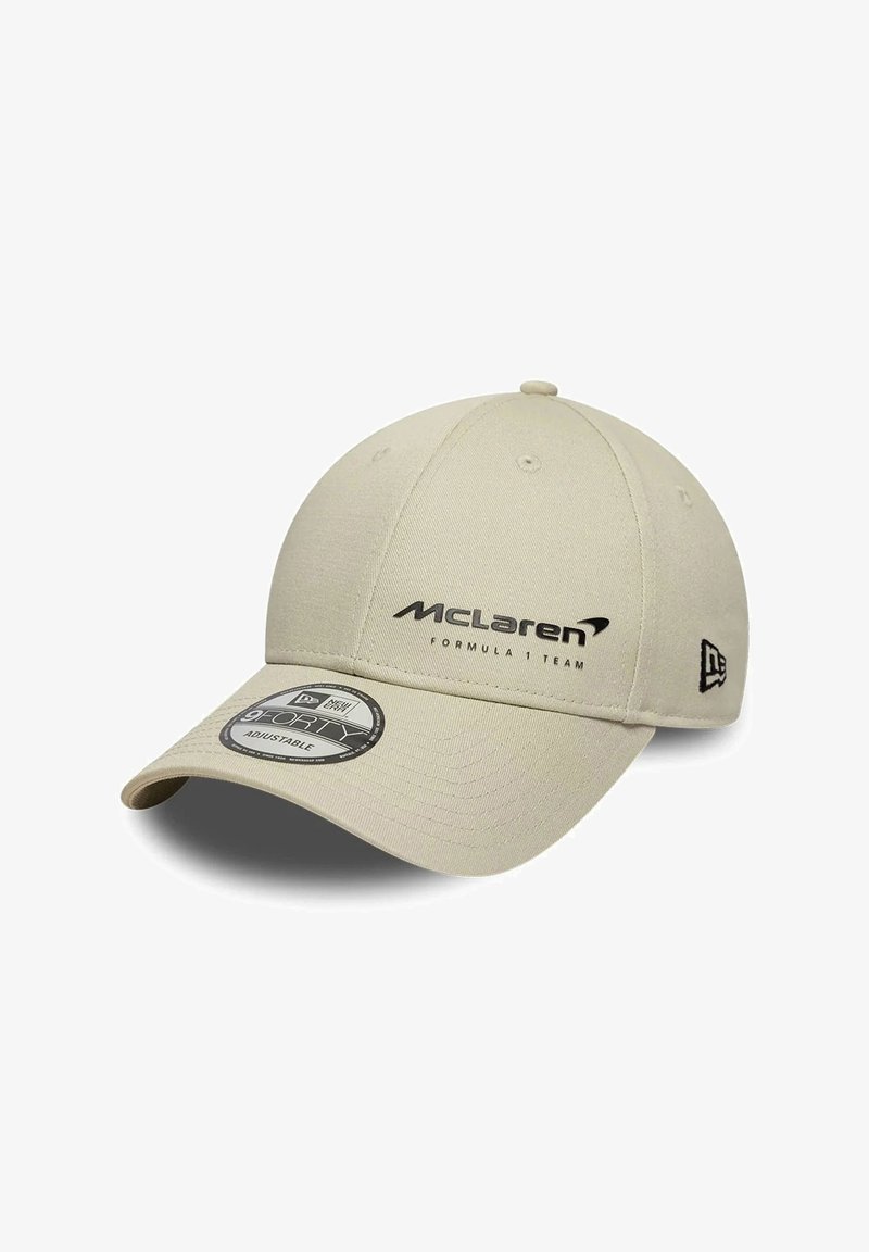Beżowa regulowana czapka baseballowa z logo zespołu McLaren Formuła 1 z przodu i logo New Era z boku.