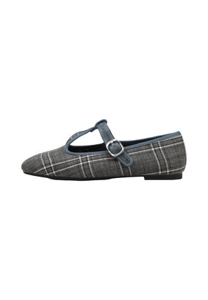 Zapato plano de cuadros grises con ribete azul y una correa ajustable con hebilla en la parte superior, mostrado en perfil lateral sobre fondo blanco.