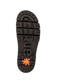 Suela de zapato de goma negra con patrones de banda de rodadura profundos, que presenta un logo grabado y un acento de estrella naranja en el centro.
