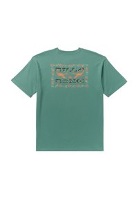 Groene katoen t-shirt met een grafisch ontwerp van de woorden "BILLABONG" omringd door bloem- en schorpioenmotiieven, korte mouwen, casual pasvorm.