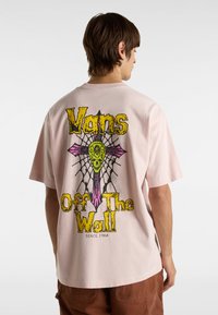 Rosa Baumwoll-T-Shirt mit einem großen Grafikdesign, das einen Totenkopf mit gekreuzten Knochen zeigt, umrandet in Gelb und Pink. Der Text "Vans Off The Wall" ist ebenfalls enthalten.