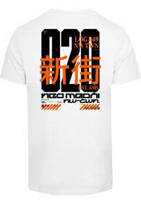 Tricou alb cu text îndrăzneț negru și portocaliu, având caractere asiatice, inclusiv "LOG 049" și "EST. AMS", pe un fundal de țesătură netedă.