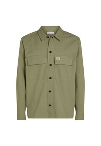 Camicia verde oliva con bottoni sul davanti, due tasche sul petto, bottoni neri e una patch etichettata. Realizzata in un tessuto morbido e leggero.