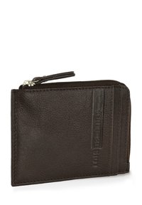 Cartera de cuero marrón con una superficie texturizada, cierre de cremallera y ranuras para tarjetas en un lado. Presenta un logo embotellado sutil y costuras mínimas.