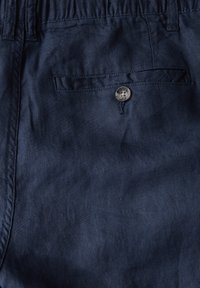 Námořnické modré lněné kalhoty s elastickým pasem, zadní kapsou se zapínáním na knoflík a hladkým, mírně strukturovaným povrchem.