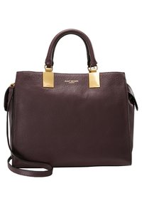 Donkerpaars leren handtas met dubbele bovenhandvaten, gouden accenten en een afneembare schouderriem. Gladde textuur, gestructureerde vorm.