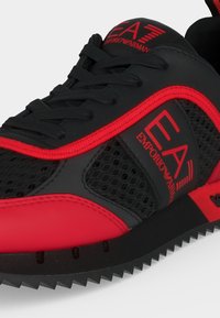 EA7 Emporio Armani UNISEX - Αθλητικά παπούτσια - black/fiery red