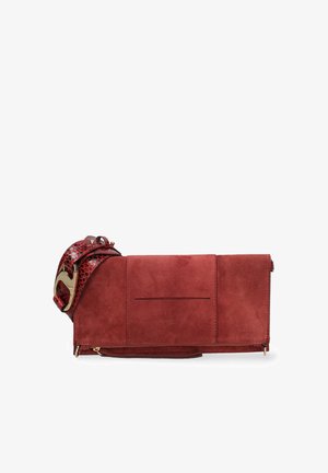 Rechthoekige dieprode suède clutch met brede gestructureerde band met goudkleurige gesp, ritssluiting en subtiele stikdetails.