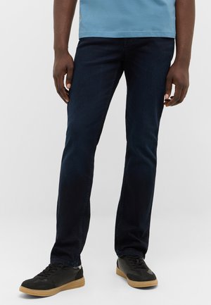 - Jeansy Slim Fit