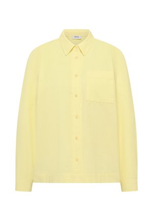 Lysegul langærmet skjorte med knapper, krave og en enkelt brystlomme, lagt fladt på en hvid baggrund.