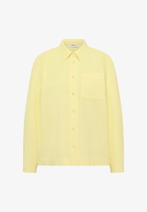 Hellgelbes Hemd mit langen Ärmeln, Knopfleiste, Kragen und einer einzigen Brusttasche, flach auf einem weißen Hintergrund ausgelegt.