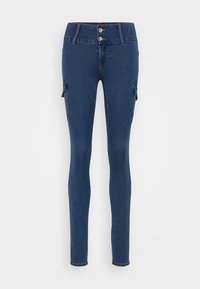 Jeans ajustados fabricados en denim azul oscuro. Cuentan con una cintura alta, cierre de dos botones y bolsillos laterales con detalles de cremallera. Textura suave.
