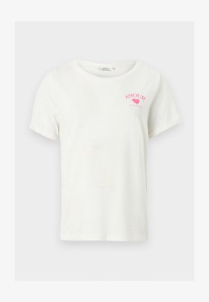 T-shirt blanc à manches courtes avec un cœur rose et le texte « AMOUR SINCE 1991 » sur le haut gauche de la poitrine.