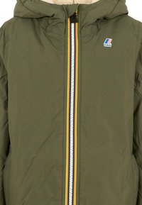 Giacca verde con cappuccio caratterizzata da una superficie testurizzata, una zip multicolore e un piccolo logo sul petto sinistro.