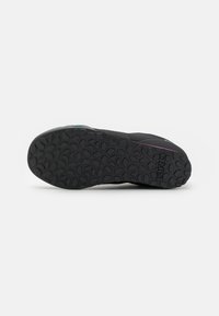 Giro TRACKER FASTLACE  - Riteņbraukšanas apavi - black/throwback purple