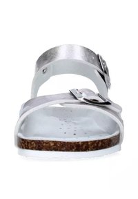 Sandali di colore argento con cinturini regolabili, soletta in sughero e superficie liscia. Presentano una fibbia metallica per la chiusura.