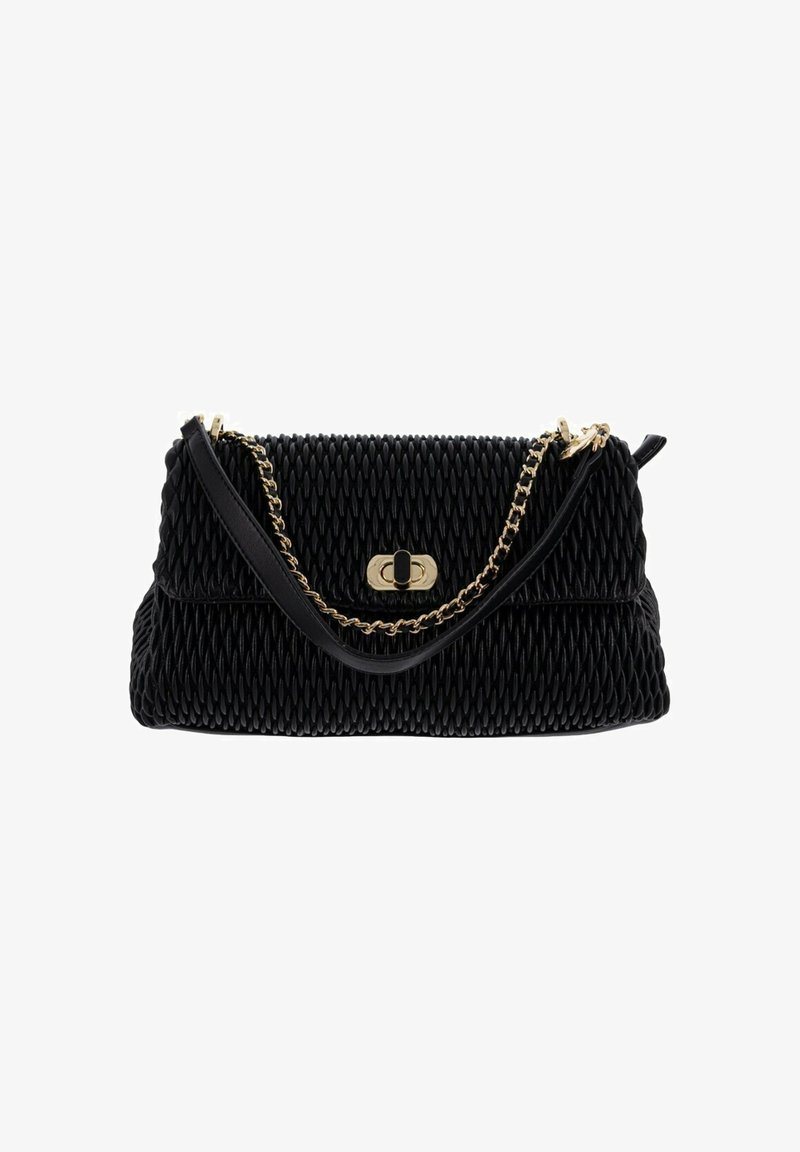 Borsa nera testurizzata con design trapuntato, dotata di tracolla a catena color oro e chiusura a fibbia sul davanti. Accenti neri lisci.