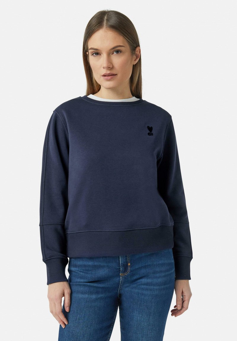 Donkerblauwe sweatshirt met een ronde hals, ribgebreide manchetten en onderrand. Bevat een klein zwart geborduurd logo op de linkerkant van de borst.