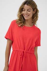 Rochie scurtă roșie cu mânecă scurtă dintr-un material texturat cu un model perforat, având talie strânsă și detalii cu șnur.