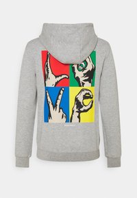 Šedá mikina s kapucí s grafickým potiskem rukou vytvářejících gesta na multicolor pozadí. Design doplňuje kapuce a žebrované manžety.