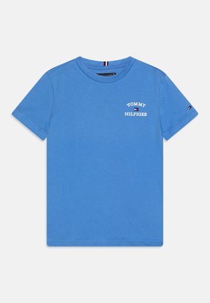 Niebieska koszulka z krótkim rękawem i okrągłym dekoltem z małym białym napisem "Tommy Hilfiger" oraz logo flagi na piersi i rękawie.