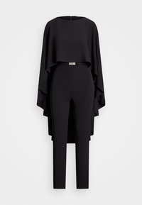 Svart one-piece med capeöverdela, rund hals, smal passform och bälte vid midjan. Slät textur, full längd.