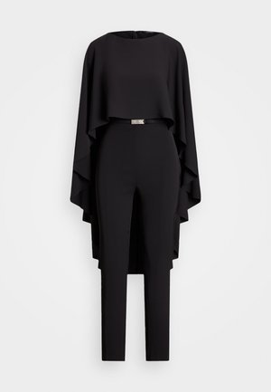 Schwarzer Jumpsuit mit Kapuzenüberwurf, runder Ausschnitt, figurschmeichelnde Passform und Gürteldetail in der Taille. Glatte Textur, volle Länge.