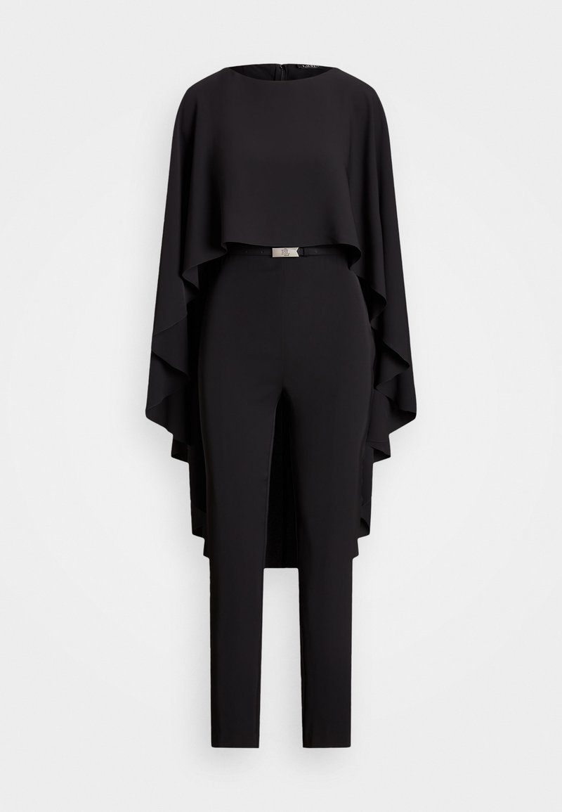 Une combinaison noire avec un superposé de cape, présentant un col rond, une coupe ajustée et un détail de ceinture à la taille. Texture lisse, pleine longueur.