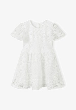 Bijela čipkasta haljina s kratkim rukavima, okruglim izrezom, uskim tijelom i raširenom suknjom; sadrži cvjetne uzorke i delikatnu teksturu.